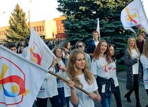 Młodzież z Parafialnego Centrum Światowych Dni Młodzieży w procesji powitania obrazu Matki Bożej Częstochowskiej