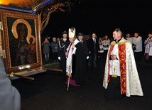 Bp Roman Marcinkowski i ks. proboszcz Andrzej Chmieliński pozdrawiają obraz Czarnej Madonny