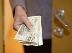 Policja zatrzymała pracowników banków i pośredników wyłudzających kredyty