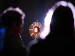 Adoracja Eucharystyczna zwiększa liczbę powołań w USA