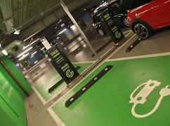 Umożliwienie autom elektrycznym jazdy po buspasach - korzystne dla biznesu i klimatu?