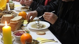 Kilka tysięcy samotnych i ubogich zasiądzie do śniadań wielkanocnych Caritasu