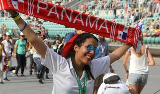 Uczestniczka ŚDM z 2016 r. z szalikiem Panama.