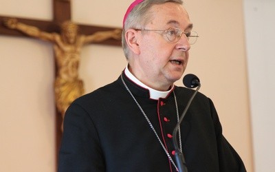 Abp Gądecki: Chęć odrzucenia krzyża nieustającą pokusą dla chrześcijanina