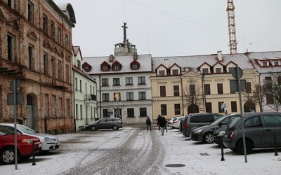 Krzyż stanął nad sanktuarium w Płocku