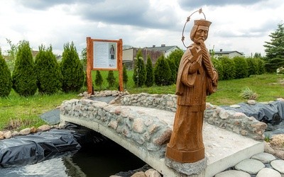 "Będziesz miłował, nie hejtował". W Lisowicach powstaje ogród św. Jana Nepomucena