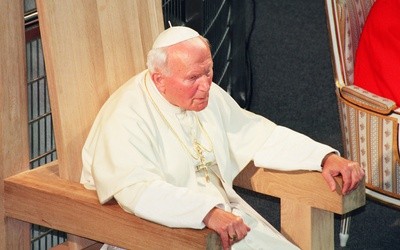 Czy Jan Paweł II ukrywał przestępców seksualnych? – kontrargumenty z filmu „Szklany Dom”