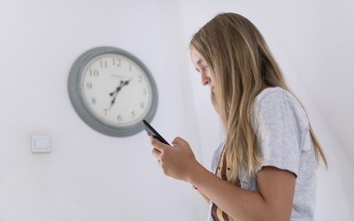 MEN: Szykujemy przepisy zakazujące od września używania telefonów komórkowych w podstawówkach