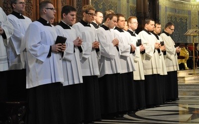 Klerycy WSD w Płocku na modlitwie w płockiej katedrze