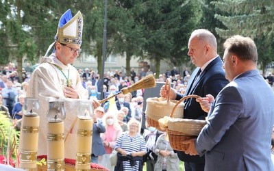 Bp Mirosław Milewski poświęcił ziarno na zasiew, zgodnie z wiekową tradycją uczynił to w święto Matki Biżej Siewnej.