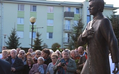Pomnik bł. ks. J. Popiełuszki w Mławie