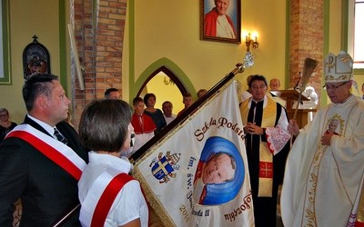 Bp Piotr Libera, w czasie Mszy św. w kaplicy pw. Matki Bożej Częstochowskiej, poświęcił sztandar szkoły