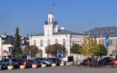 Ratusz na placu Jana Pawła II. Siedziba władz miasta w Ciechanowie