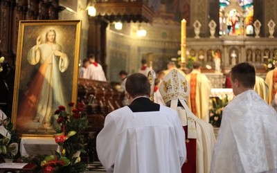 Biskupi na Niedzielę Miłosierdzia: Duch Święty przynagla nas