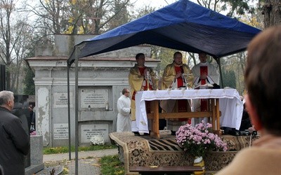 Msza św. pod przewodnictwem bp. Piotra Libery na cmentarzu zabytkowym w Płocku w uroczystość Wszystkich Świętych