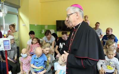 Archidiecezja. Metropolita katowicki zaprasza do „mikołajkowej” modlitwy za chore dzieci [zapowiedź]