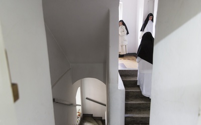 W klasztorach kontemplacyjnych w Polsce przebywa około 1250 mniszek