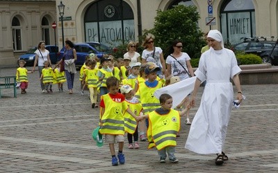 Zabieranie dzieci na spacer okazuje się zajęciem wysokiego ryzyka