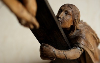 Krzyż całuję, pod krzyżem uklękam