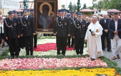 Dywan usłany z kwiatów przed kościołem to hołd mieszkańców parafii Dzierzgowo dla Matki Bożej