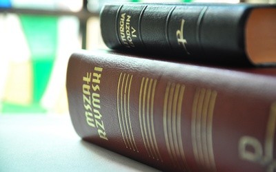 Francja: Biskupi reagują na apel Papieża ws. tradycjonalistów. Dwa ryty w jednym Mszale?