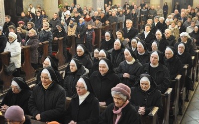 Siostry zakonne na modlitwie w płockiej katedrze