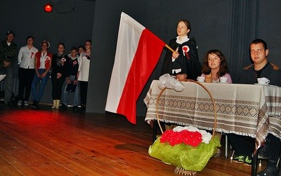 Młodzież ze szkoły specjalnej na scenie auli parafialnej u św. Maksymilinana Marii Kolbego w Płońsku