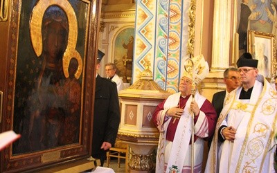 Bp Roman Marcinkowski i ks. proboszcz Teofil Kapuściński witają ikonę Matki Bożej