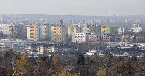 Sosnowiec: Zatrzymanie i nowe zarzuty dla księdza, w którego mieszkaniu zmarł mężczyzna