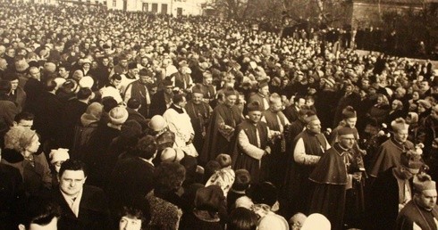 Biskupi w drodze do płockiej katedry na wypełnionym ludźmi placu Narutowicza