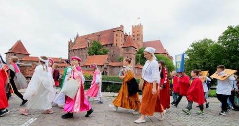 Malbork. Barwny korowód na ulicach miasta 