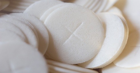 Włochy: Lekarze udzielili wielkanocnej Komunii chorym na Covid-19