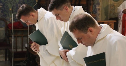 Trzej neoprezbiterzy rozpoczną pracę duszpasterską w pierwszych parafiach.