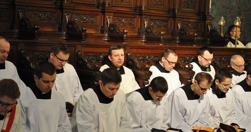 Alumni i księża profesorowie Wyższego Seminarium Duchownego w czasie modlitwy brewiarzowej w katedrze
