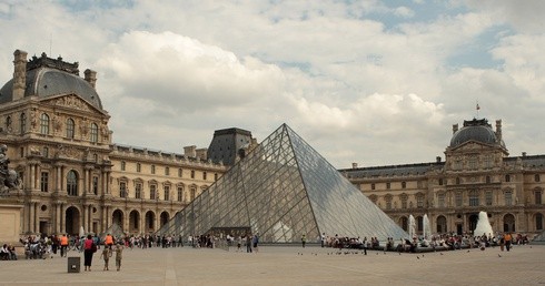 Paryż, Luwr. Ze współczesną piramidą