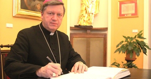 Abp Józef Kupny: "Zdajemy dzisiaj egzamin z miłości bliźniego i umiejętności rezygnowania z własnych pragnień na rzecz większego dobra"