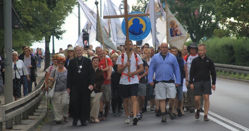 To już tradycja, że bp Piotr Libera towarzyszy pielgrzymom diecezji płockiej na trasie (na zdjęciu ubiegłoroczna pielgrzymka)