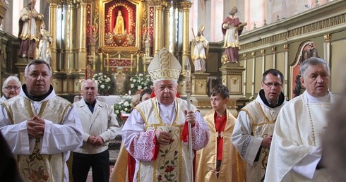 Bp Kazimierz Górny poprowadził procesję maryjną w klasztornych krużgankach