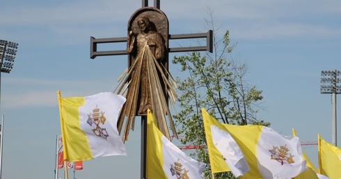 Płock. Wreszcie stanął papieski krzyż