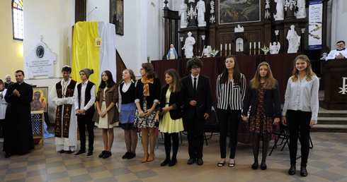 Młodzi aktorzy z pułtuskiego gimnazjum przypomnieli historię św. Jana Pawła II