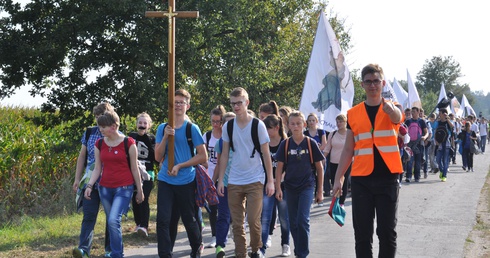 Młodzież z Ciechanowa i okolic od lat pieszo wędruje do sanktuarium św. Stanisława Kostki do Rostkowa