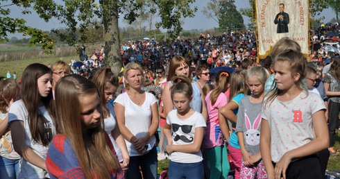 Dzieci wypełniły plac przed sanktuarium św. Stanisława Kostki, w czasie ich dorocznej pielgrzymki do miejsca urodzin ich świętego patrona