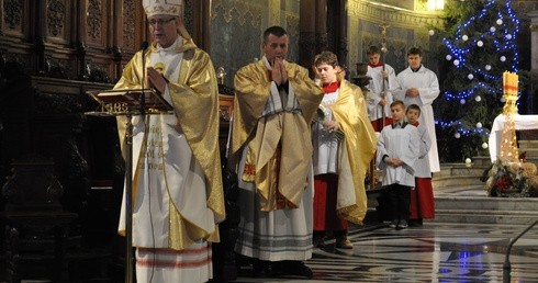 Bp Piotr Libera i ks. Bogdan Pawłowski - rektor sanktuarium św. Antoniego w Ratowie, w czasie Mszy św. w płockiej katedrze