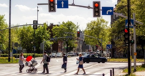 Tychy wyłączają przyciski uruchamiajce zielone światła, Rybnik wprowadza darmowe parkingi