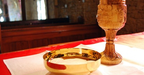 Archidiecezja łódzka: w czwartki Komunia Święta ma być udzielana pod dwiema postaciami