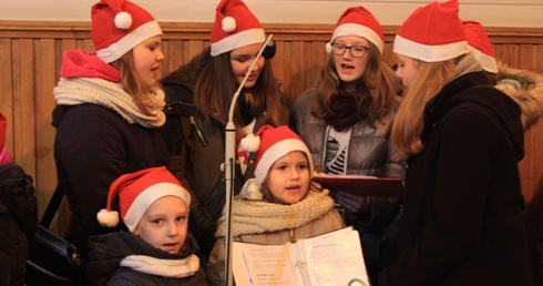 Schola dziecięca z Makowa Mazowieckiego śpiewała w czasie odwiedzin św. Mikołaja