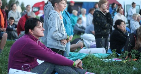 Każdy pielgrzymkowy dzień kończy moditwa maryjna w godzinie Apelu Jasnogórskiego