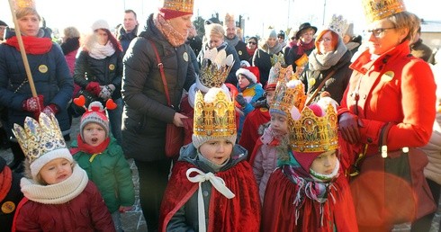 Dzieci z rypińskich przedszkoli i szkół, w nieodłącznych koronach, na Orszaku Trzech Króli