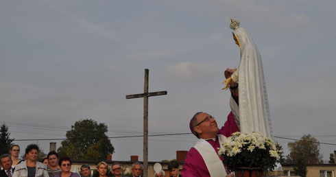 Bp Piotr Libera ofiarował Matce Bożej, jako wotum, bursztynowy różaniec