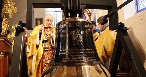 Stare Pole. Bp Jezierski poświęcił jubileuszowy dzwon 